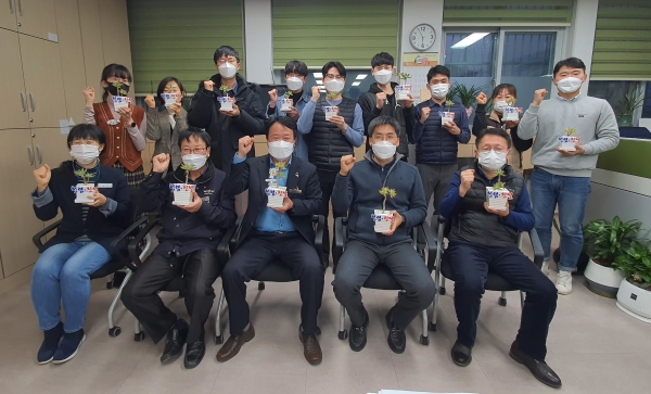 금산군 산림녹지과 직원들이 청렴 다짐 대회를 갖고 기념사진을 찍고 있다.