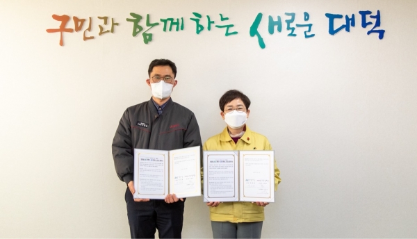 지난 20일 구청에서 이정현 ㈜크라운제과 대전공장장(왼쪽)과 박정현 대덕구청장(오른쪽)이 그린라이프 ‘채식하는 날’캠페인 업무협약 체결 모습