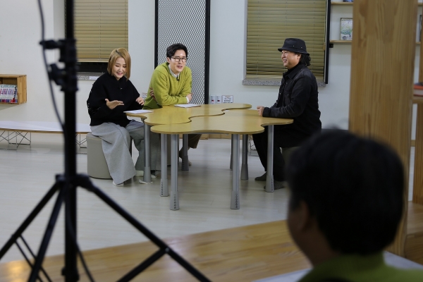 지난 20일 오후 목원대 중앙도서관 ‘지성의 연못’에서 가수 이재성(오른쪽)이 백투더뮤직 진행자인 소찬휘(왼쪽)·신유에게 자신의 노래에 얽힌 사연을 이야기하고 있다.