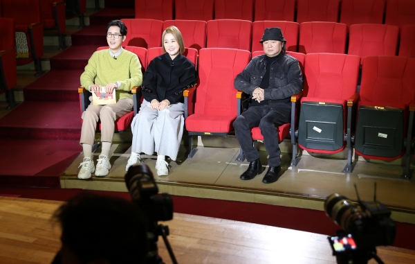 지난 20일 오후 목원대 콘서트홀 객석에서 가수 이재성(오른쪽)이 백투더뮤직 진행자인 소찬휘(가운데)·신유에게 대학가요제 출전 관련 뒷이야기를 하고 있다.