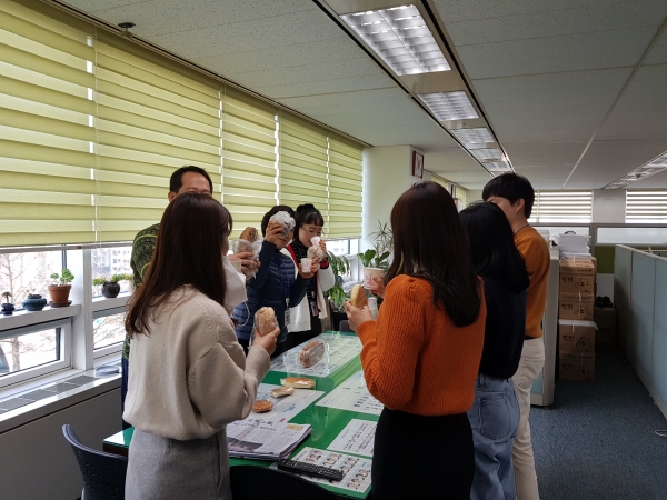 대전시청 식의약과 직원들이 21일 허 시장이 보낸 빵과 음료를 먹고 있다.