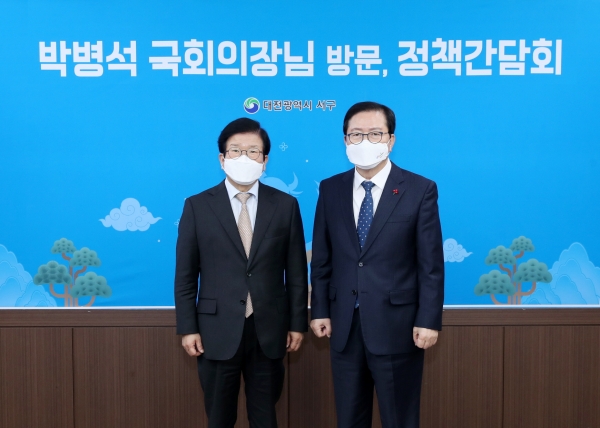 지난 22일 청사 장태산실에서 대전을 방문한 박병석 국회의장에게 지역 주요 현안에 대해 보고하고 국회 차원의 관심과 지원을 요청했다.