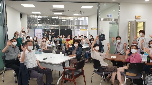 정용래 유성구청장이 마을 커뮤니티 공간 ‘꿈샘’에서 진행되고 있는 주민 역량강화 워크숍에 참석하고 있다