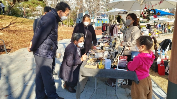 마을공원을 활용한 주민 네트워킹 현장에 방문한 정용래 유성구청장