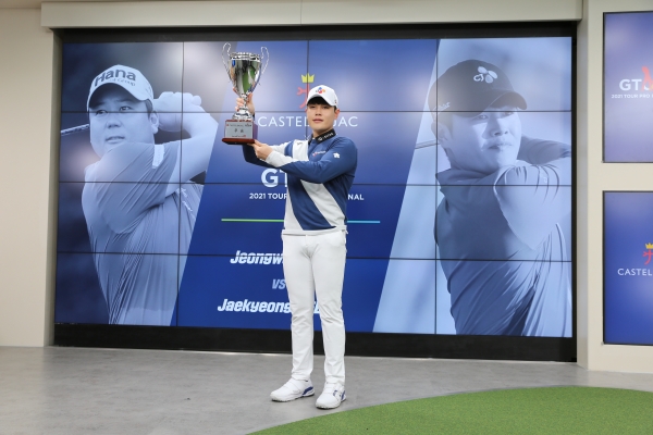 골프존 ‘2021 까스텔바작 GTOUR 투어프로 인비테이셔널’ 대회에서 이재경이 극적인 역전극을 펼치며 최정상 자리에 올라섰다