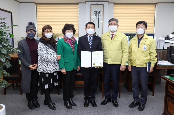 우측부터 신현무 안전총괄과장, 류재승 부시장, 장경호 자율방재단 교육·기획부장