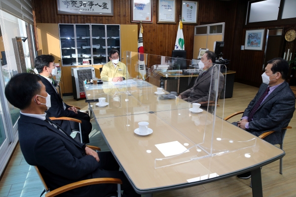 서천군기독교연합회가 25일 서천군청을 방문해 노박래 서천군수와의 면담 모습