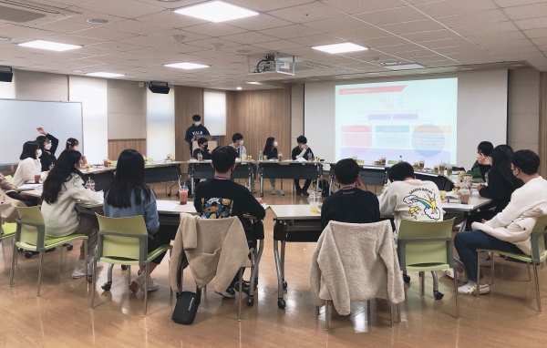 지난해 유성구청소년수련관에서 제3기 청소년참여위원회 ‘해달별’이 정기회의를 개최하고 있다.
