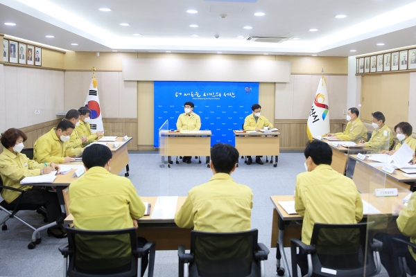 맹정호 서산시장이 25일 상황실에서 코로나19 관련 간부회의를 열고 보고받는 장면