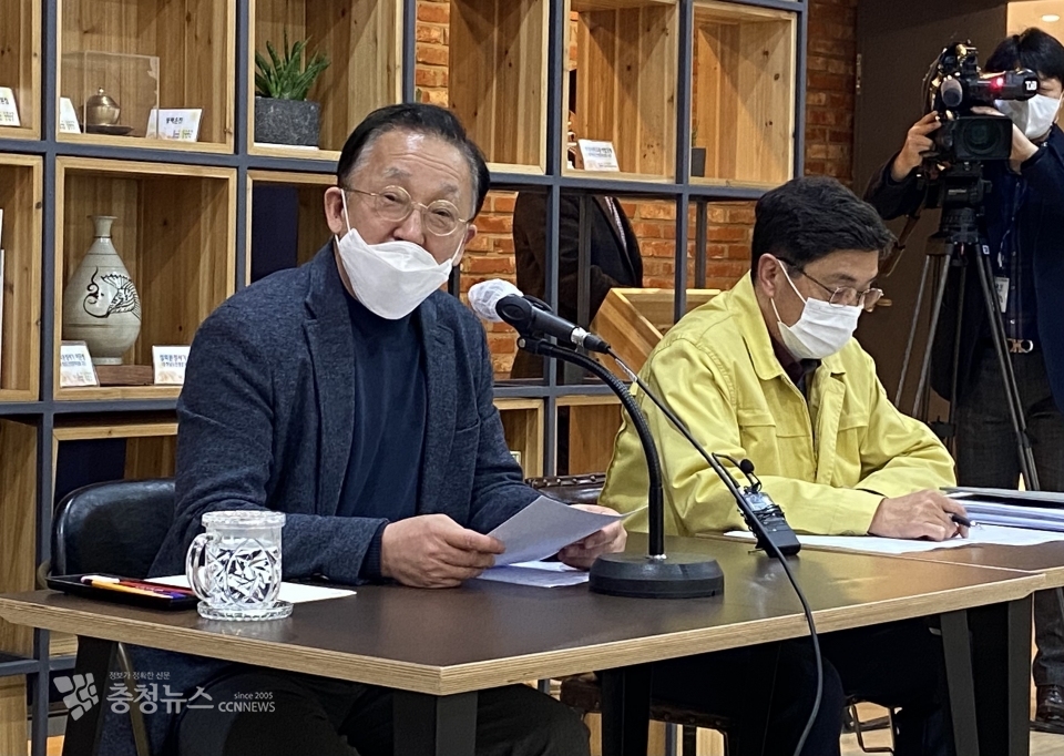 (왼쪽부터) 김현식 충남문화재단 이사장과 오범균 문화체육관광국장이 25일 도청에서 간담회를 열고 충남에서 유치한 전국 윷놀이 대회 논란에 대한 입장을 밝혔다.