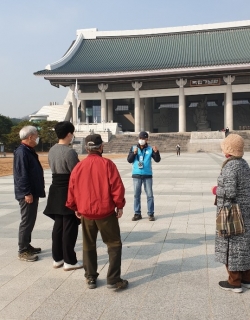 노인일자리 사업에 참여한 어르신이 재능을 살려 독립기념관 해설 모습