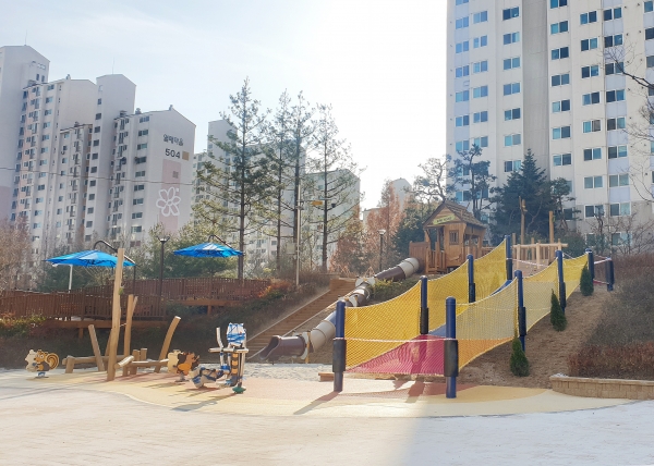 지난해 새로운 어린이공원 조성사업으로 선정된 지족실어린이공원이 새 단장/  공원 중간 장애물인 비탈길이 새로운 어린이 놀이공간으로 탈바꿈