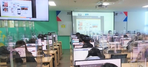 배재대 학생들이 미국 조지아공과대학 임성규 교수에게 ‘AI·SW선도대학 해외교육’을 비대면 원격 실시간 온라인 교육을 받고 있다.