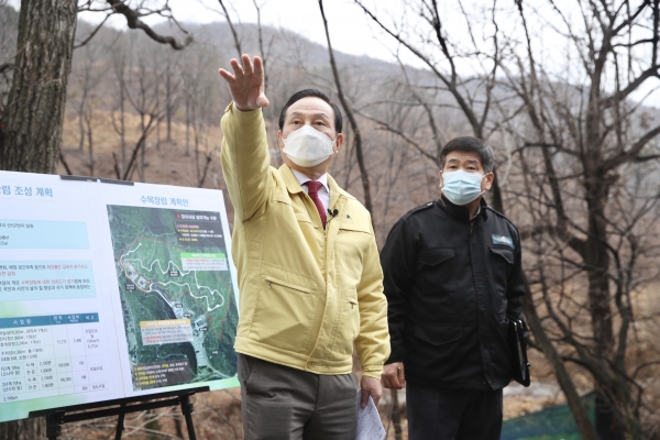 박상돈 천안시장이 지난 26일 추모공원 수목장림 사업현장을 점검하고 있다.