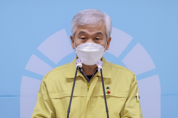 심규덕 농업기술센터 소장,  27일 정례브리핑 모습