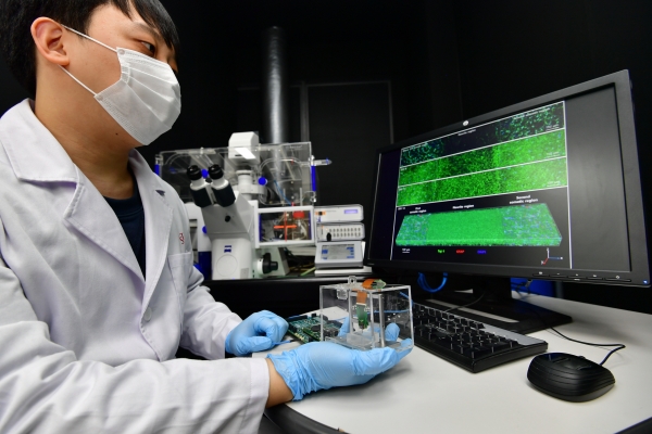 KIST 조일주, 최낙원 박사팀이 개발한 3차원 다기능 신경신호 측정시스템으로 3차원 인공 뇌회로를 실시간으로 측정하고 있다.