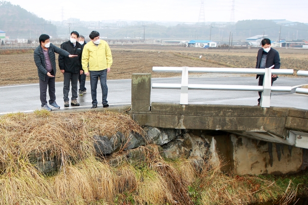 지난 26일 성연면 평2리 갈현천 다리 민원 현장을 찾아 점검하고 주민들과 대책을 논의하는 장면
