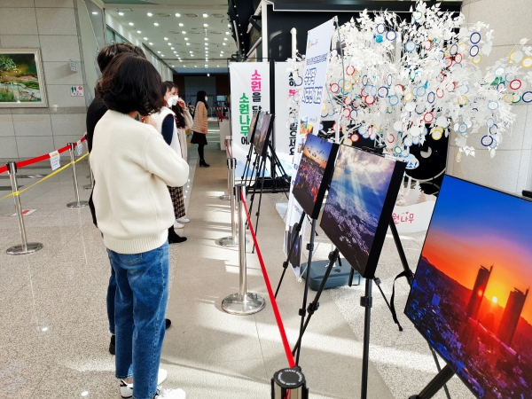 대전 동구청 1층에서 사진전 관람하는 모습