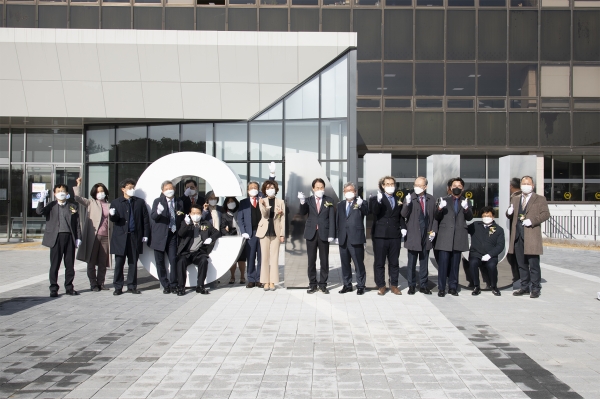 중앙도서관 광장에 포토존 제막식 개최