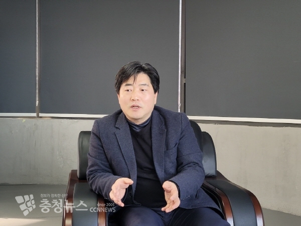 김동일 의원은 공주 금성동 자신의 도의원 사무실에서 시장 출마 입장을 밝혔다. / 조홍기 기자