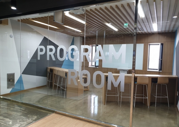 꿈샘 어린이청소년도서관 2층 프로그램실 아이소