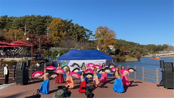 예당호 출렁다리 문화광장의 댄스버스킹 공연 모습