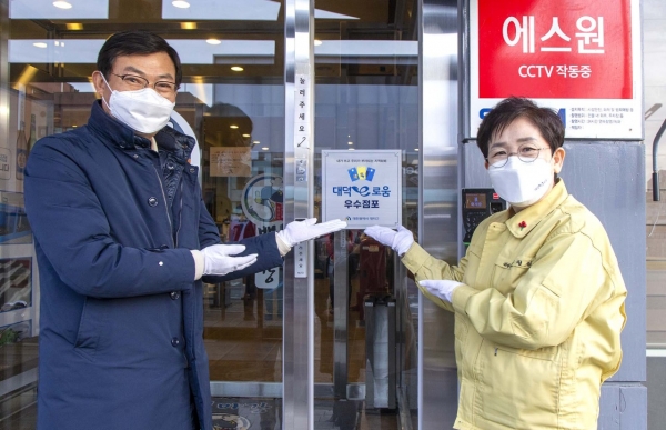 박정현 대덕구청장이 지난 27일 비래동에 소재한 ‘백마강 민물장어’음식점에서 대덕e로움 우수점포 지정 현판을 부착했다