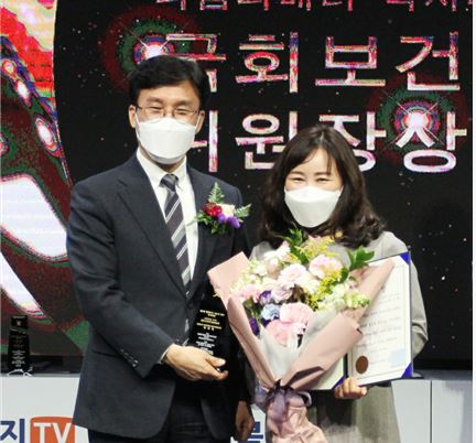 김민석 국회 보건복지위원장(좌), 박미애 초록우산 어린이재단 대전지역본부장(우)이 수상 후 사진촬영