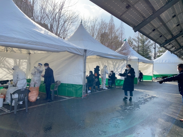 시청 직원들이 코로나19 검사를 받고 있다