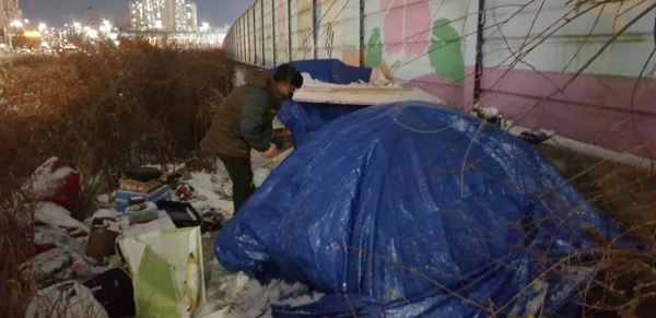 천안시와 구청, 노숙인 쉼터 관계자들이 한파주의보 발효에 따라 노숙인 합동점검을 시행하고 있다.