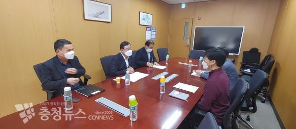 황선봉 군수가 KDI를 방문해 삽교역 신설 협조를 건의하는 모습