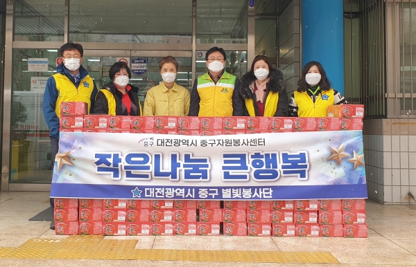 지난 28일 중구보건소 앞에서 대전중구자원봉사센터 소속봉사단 별빛봉사단 진행한 간식(컵라면) 전달식