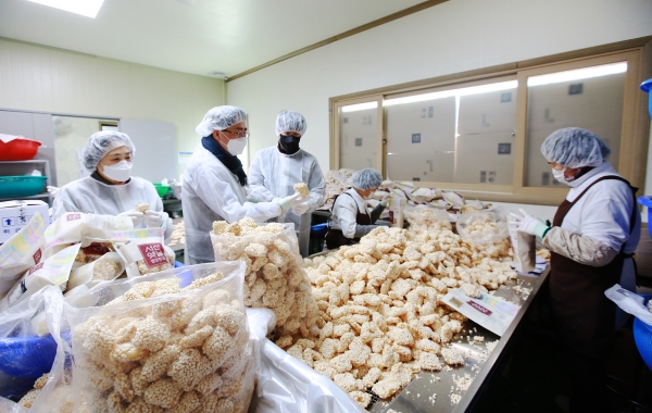 29일 맹정호 서산시장이 인지면에 위치한 서산옛날생강한과를 들러 직원들을 격려하고 포장을 돕는 장면