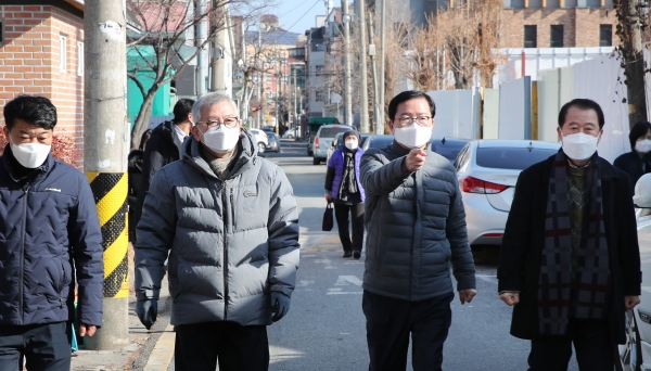 장종태 대전 서구청장은 29일 가장동을 방문하여 ‘설맞이, 우리 동네 따뜻한 희망 나누기’를 행사를 했다.