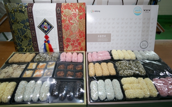 ‘포동청년회영농조합법인’의 한과 생산 모습.