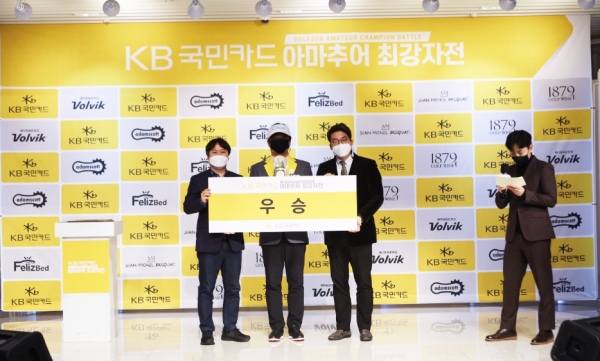 지난 31일(일) 대전 골프존 조이마루 전용 경기장에서 열린 ‘2021 KB국민카드 아마추어 최강자전’ 시상식에서 (왼쪽부터) KB국민카드 전민수 팀장, 우승자 황인호, 골프존 손장순 상무가 기념 촬영