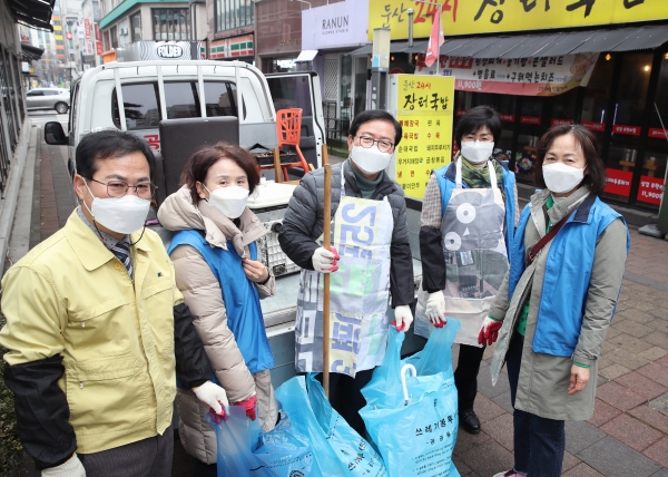 장종태 대전 서구청장은 1일 둔산2동 방문 '우리 동네 따뜻한 희망 나누기’ 참여