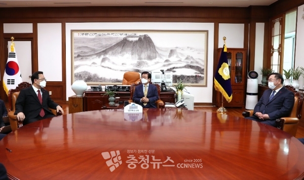 박병석 국회의장이 여야 원내대표와 회동하고 있다.