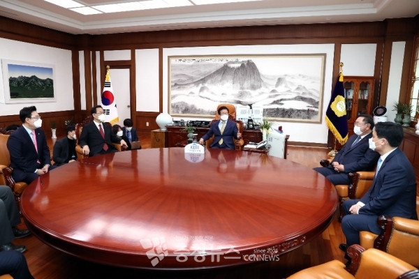 박병석 국회의장이 여야 원내대표와 회동하고 있다.