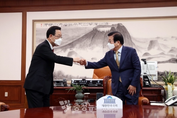 박병석 국회의장이 여야 원내대표와 회동하고 있다.