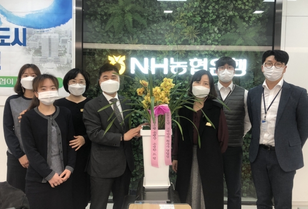 농협은행 대전시청지점이 2020년 종합사업평가 1등급과 고객거래 만족도 전국 1위 등 '두마리 토끼'를 모두 잡았다.