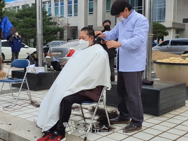 1일 한국노래문화업중앙회 대전시협회 여성 간부가 대전시청 북문 앞에서 삭발을 하고 있다.