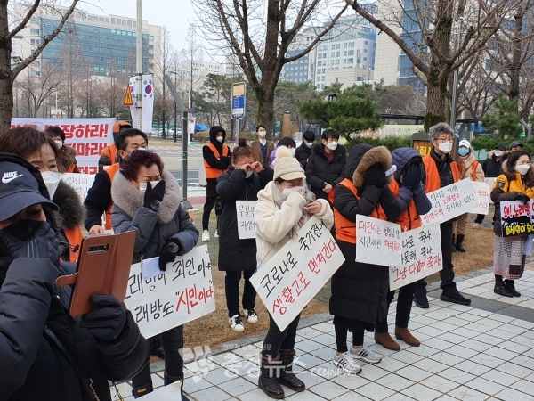 한국노래문화업중앙회 대전시협회 회원들이 여성 간부의 삭발을 지켜보며 흐느끼고 있다.
