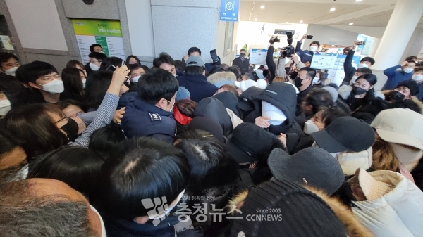 한국노래문화업중앙회 대전시협회 회원들이 1일 대전시청 1층 로비에서 영업제한 해지를 요구하며 항의방문하고  있다