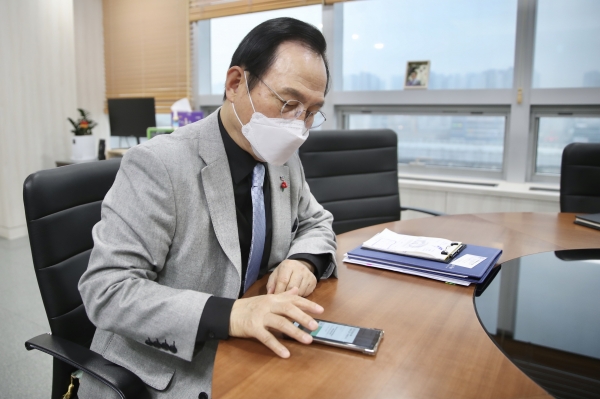 1일부터 천안사랑카드 온라인 후원 서비스가 개시된 가운데 박상돈 천안시장이 첫 온라인 후원자로 나서 천안사랑카드로 어려운 이웃 후원에 동참하고 있다.