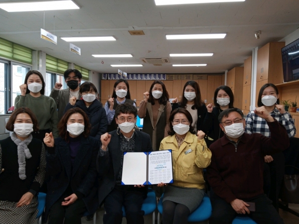 금산군청 교육가족과 직원들이 서약 후 기념사진을 찍고 있다.