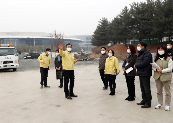정용래 유성구청장이 지난 1일 관내 코로나19 예방접종센터 대상지에 대해 현장점검 실시