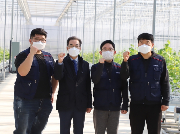 농협중앙회 이성희 회장(왼쪽 두번째)이 당진시 위풍당당농장 공동대표들과 청년농업인 성공을 응원하고 있다.