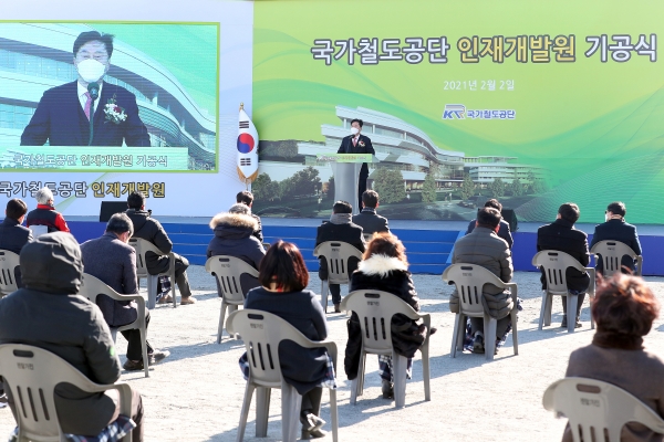 김상균 이사장(좌측 7번째)이 2일(화) 강원도 양양군 현북면 인재개발원 부지에서 김진하 양양군수(좌측 7번째) 등 관계자와 함께 인재개발원 기공식을 개최하고 기념촬영을 하고있다.