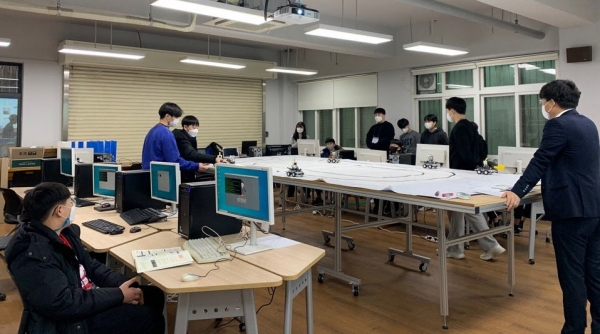 지난달 31일 한밭대학교 ‘제2회 한밭 미래 자동차 체험 캠프’에서 지역 중학생들과 기계공학과 재학생들이 1:1로 한 조를 이루어 자율주행 실습을 하고 있다.
